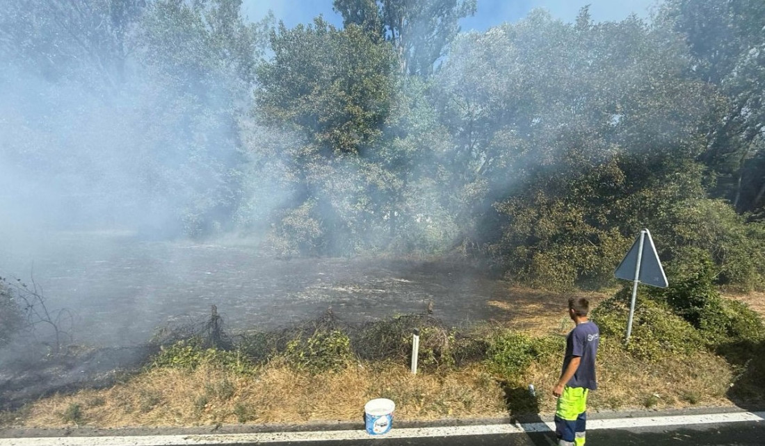 Požar izbio uz magistralni put kod Konjica, saobraćaj usporen