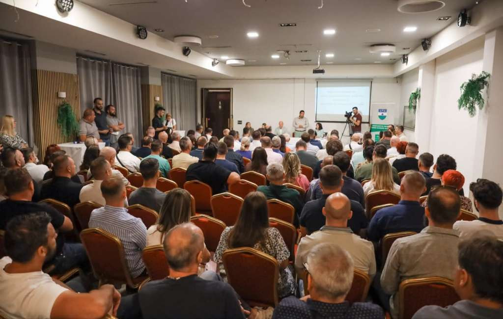 U Bihaću potpisani ugovori o dodjeli 2,9 miliona KM za razvoj male privrede
