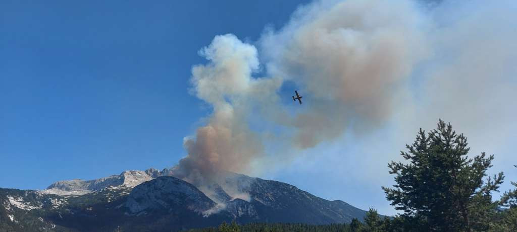 Požar na Čvrsnici i dalje aktivan, Air tractor izvršio šest preleta