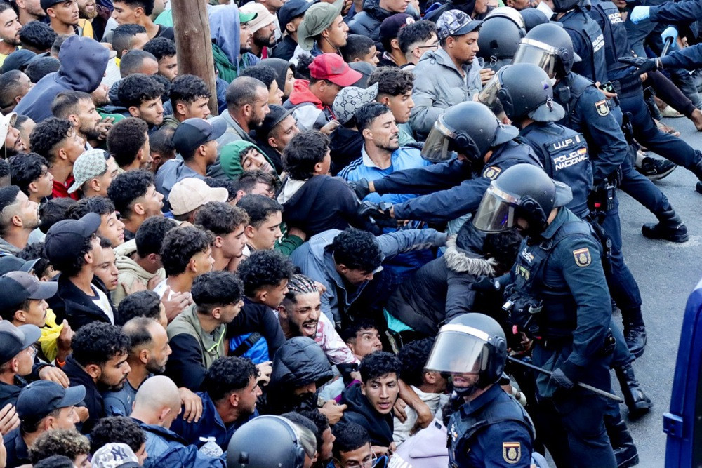 Španska policija rastjeruje migrante s plaža u Ceuti u privremeni smještaj