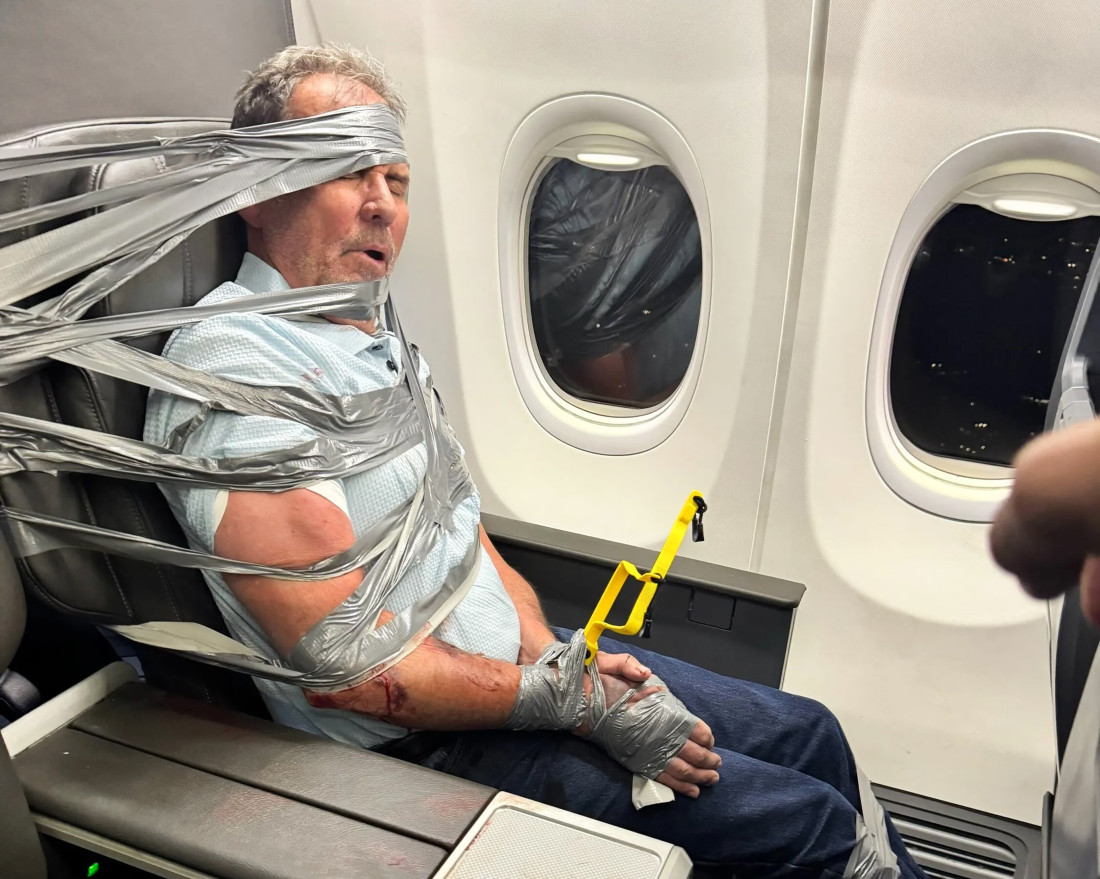 Putnik kojeg su zalijepili za sjedište u avionu tvrdi da se ničega ne sjeća