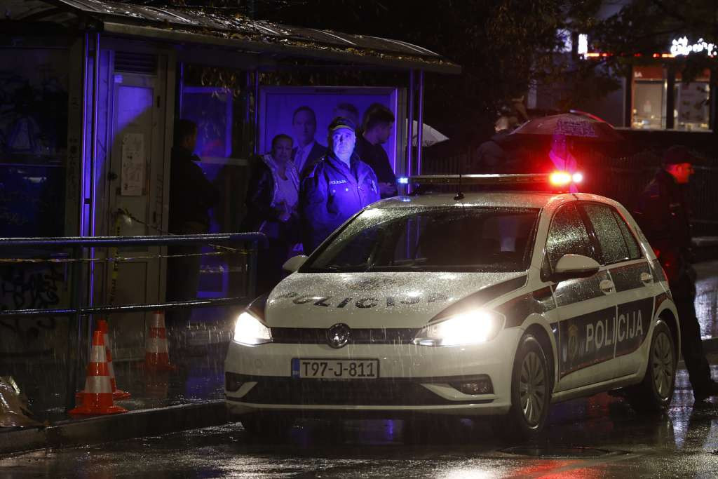 Jedna osoba teško povrijeđena u napadu nožem u sarajevskom tramvaju, napadač u bijegu