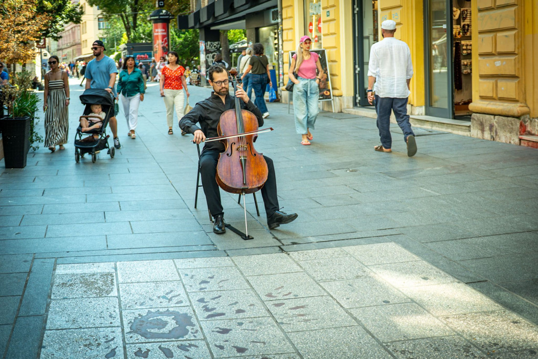 Sarajevo i Harkiv povezani muzikom: Denys Karachevtsev zasvirao na ulicama glavnog grada BiH