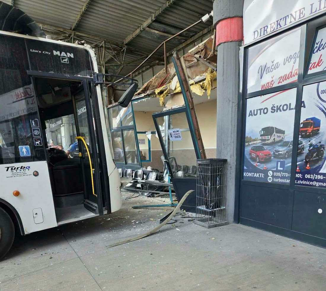 Saobraćajna nezgoda u Živinicama: Autobus udario tri pješaka, dvoje prevezeno u UKC Tuzla