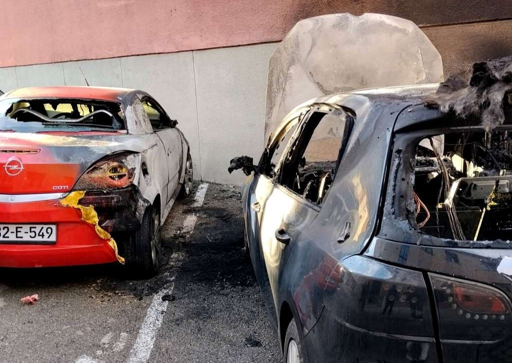Policija u Bihaću istražuje požar u kojem su gorjela tri automobila