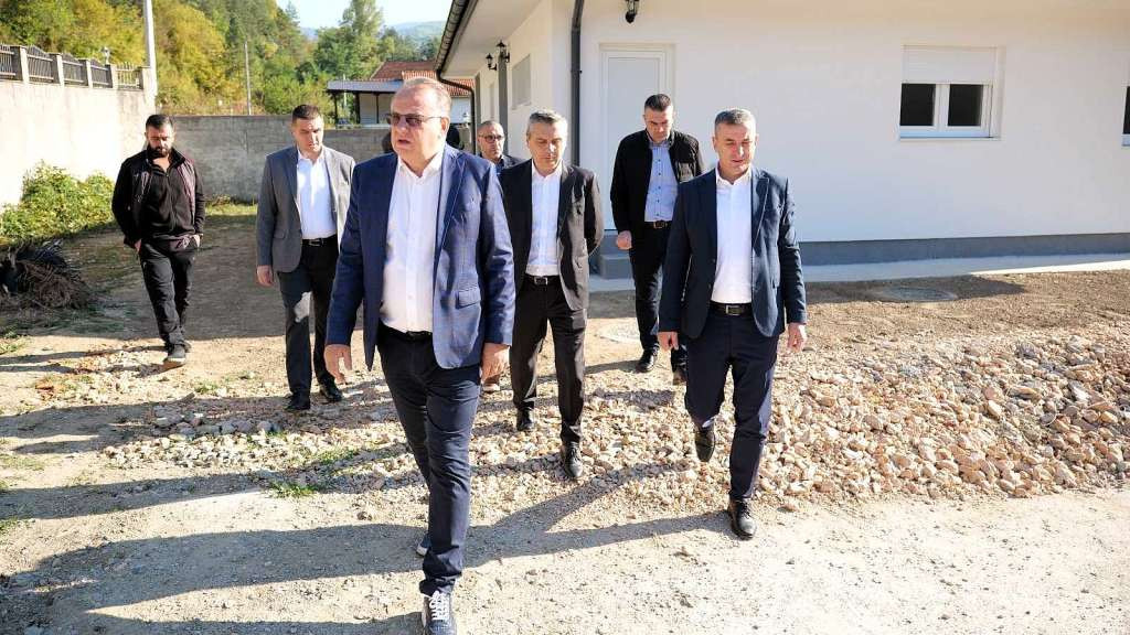Nikšić i Dizdar obišli nove domove u Konjicu za porodice pogođene poplavama