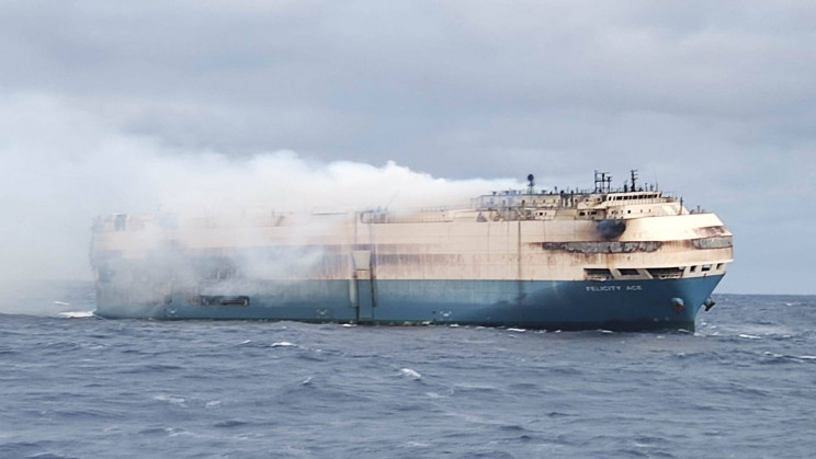 Jenjava požar na brodu s oko 4.000 luksuznih automobila