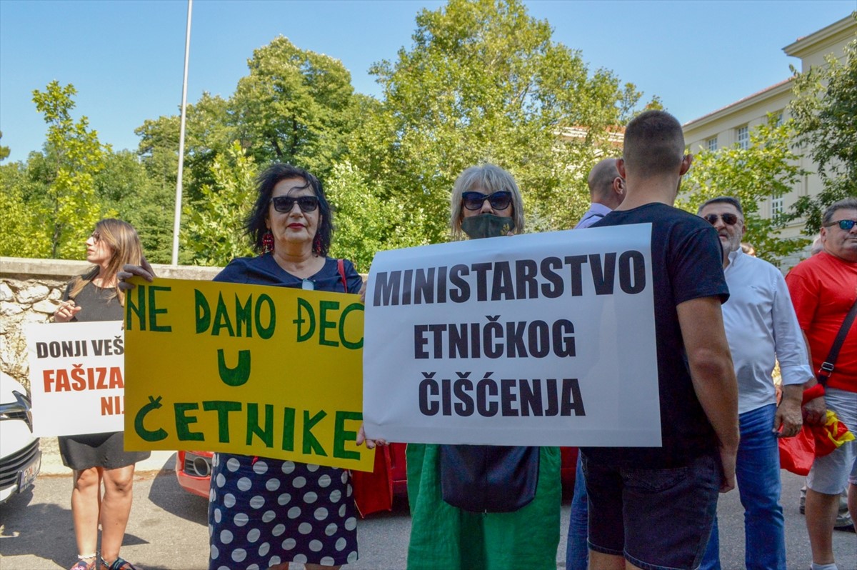 Crnogorci traže ostavku ministarke Bratić, poručili da neće dozvoliti fašizam u školama