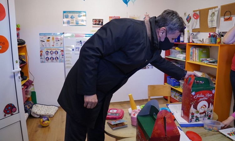 Novalić uručio novogodišnje paketiće polaznicima Zavoda 'Mjedenica'