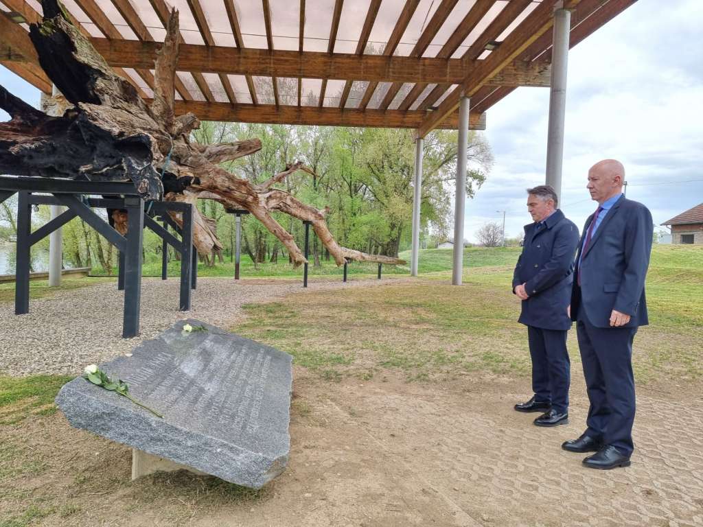 Komšić i Dunović u Donjoj Gradini odali počast žrtvama Jasenovca