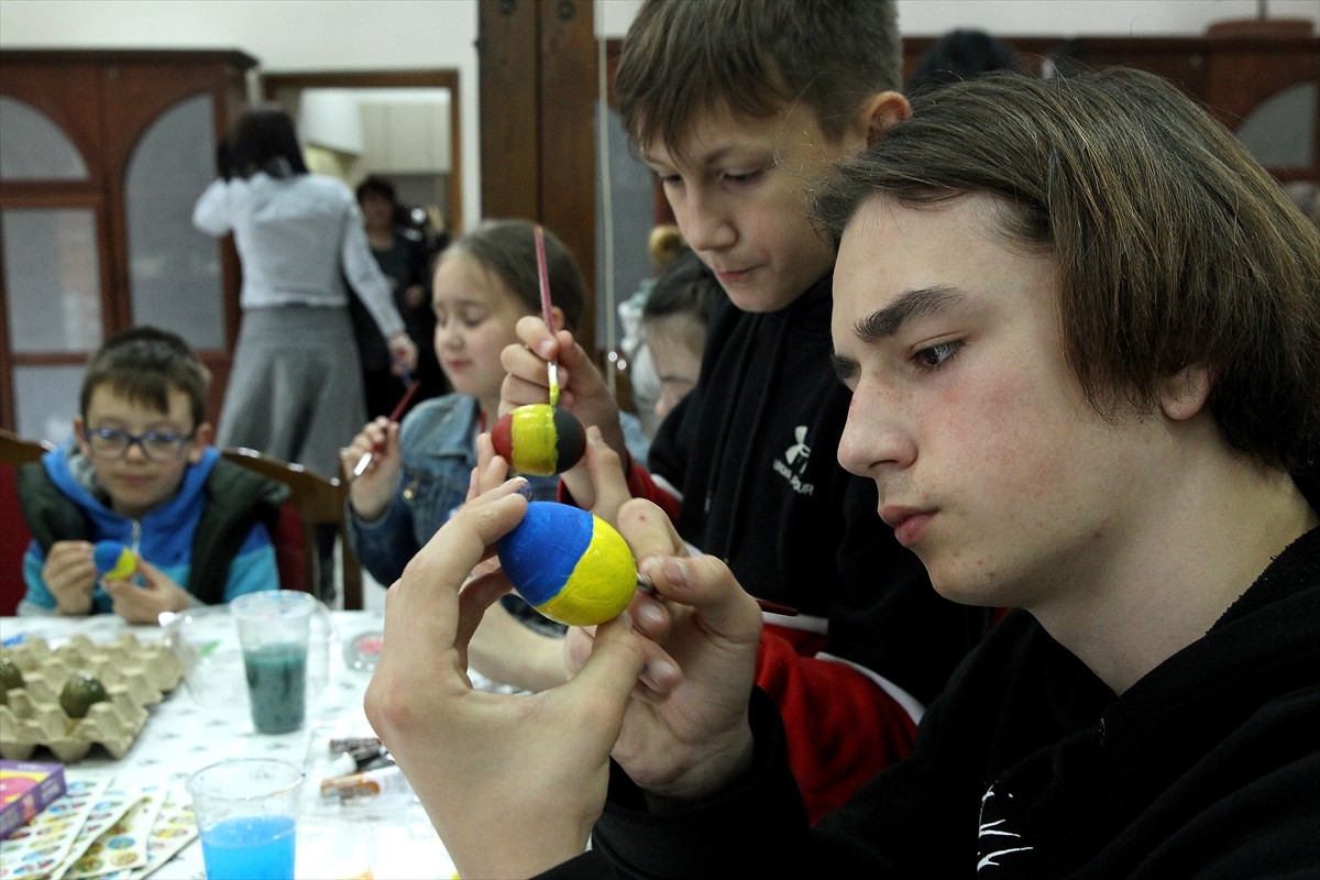 Djeca iz Ukrajine ukrašavala uskršnja jaja u vranjskom Sabornom hramu