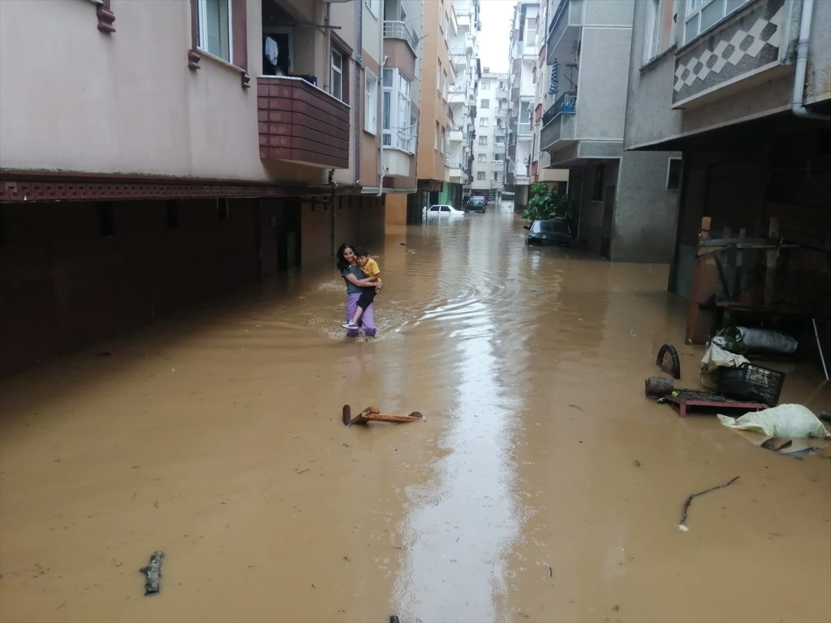 Poplave u crnomorskoj regiji Turske: Voda prodrla u zgrade i nosila automobile u Artvinu i Rizeu