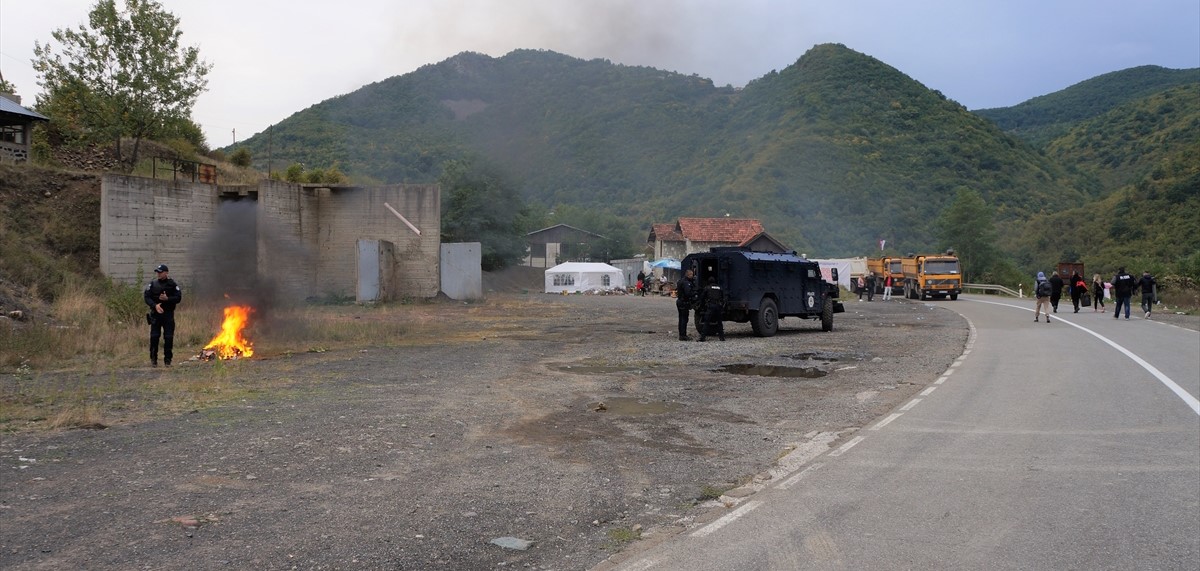 Treći dan protesta: Saobraćaj na GP Jarinje i dalje u prekidu