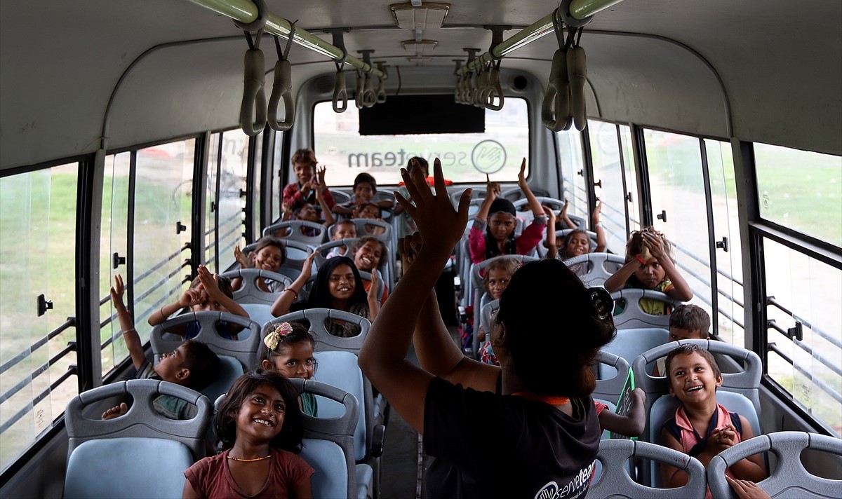 Siromašna djeca u New Delhiju nastavu pohađaju u autobusima
