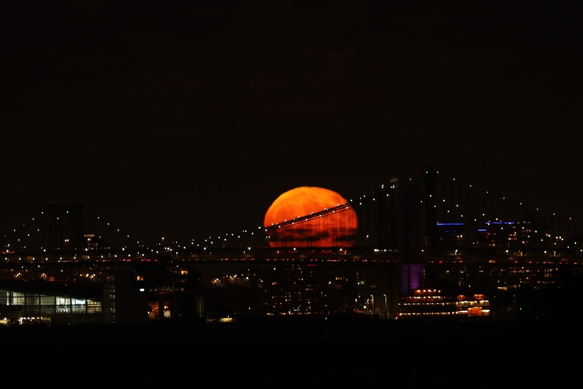 Pun Mjesec na nebu iznad New Yorka