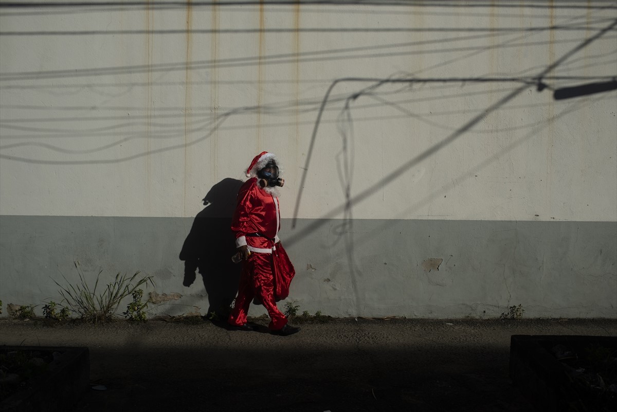 Djed Mraz posjetio favelu u Rio de Janeiru i dijelio poklone djeci u potrebi