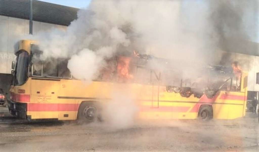 Izgorio autobus u Lukavcu, oštećena i dva automobila