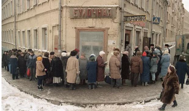 'Vraćamo se u SSSR': dugi redovi kao ruska svakodnevnica