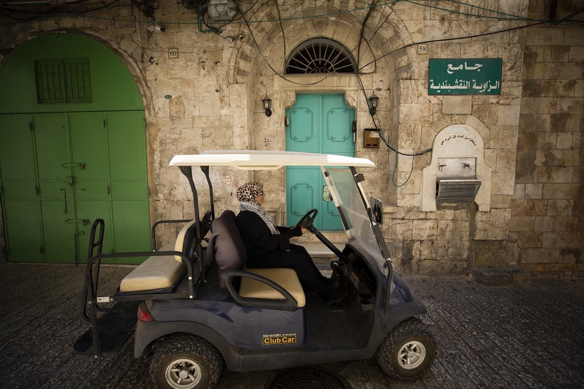 Šezdesetšestogodišnja Palestinka u malom autu prevozi starije do Al-Akse