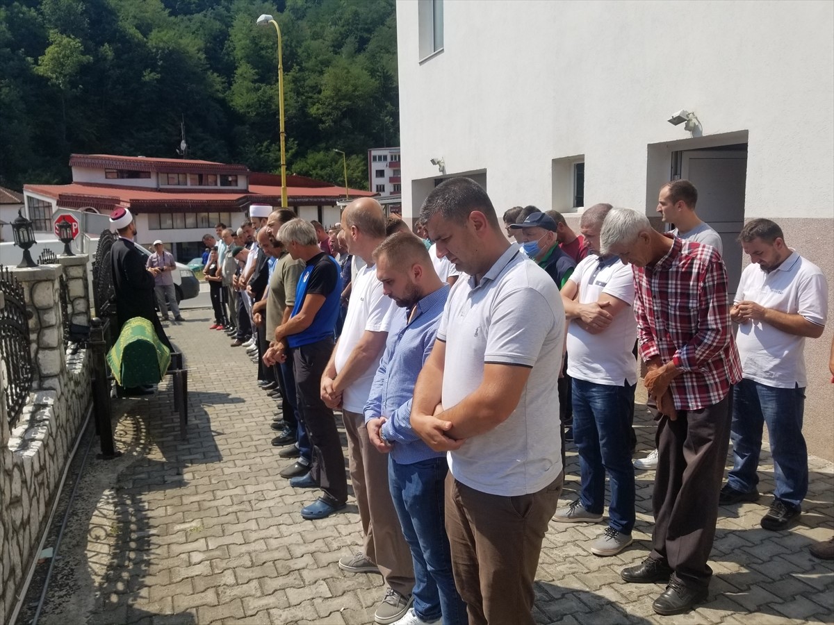 Klanjana dženaza majci Kadiri Hrustanović kojoj su u genocidu ubijena tri sina