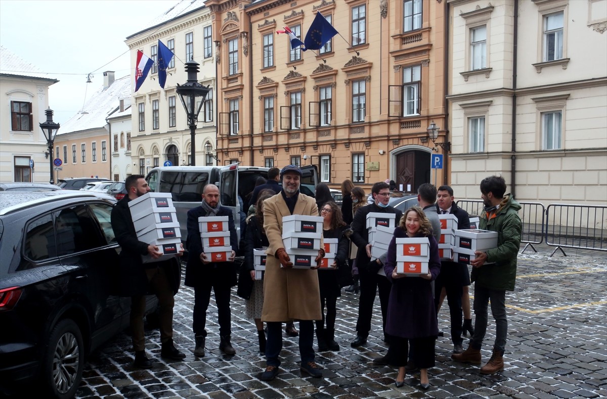 Za raspisivanje referenduma o ukidanju covid potvrda skupljeno po 410.000 potpisa