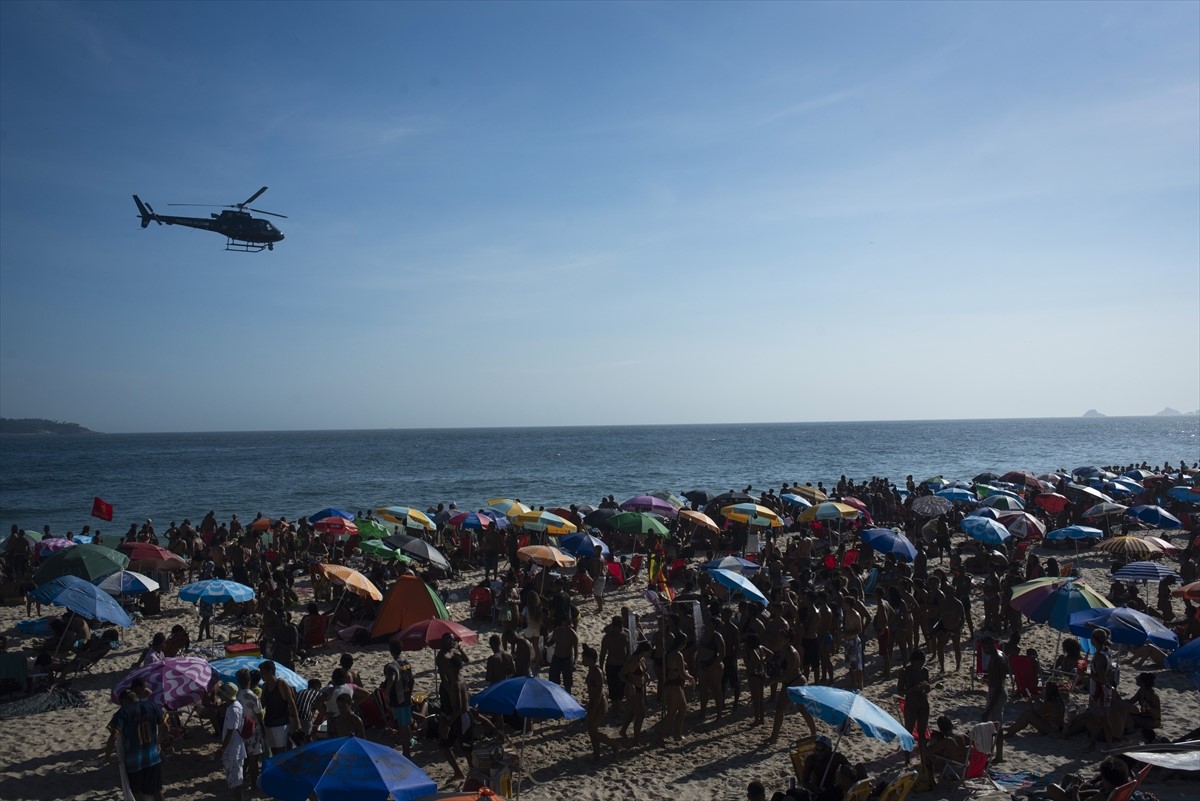 Prepune plaže u Rio de Janeiru uprkos pandemiji