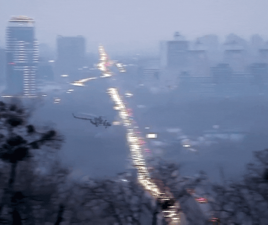 Ljudi automobilima u kolonama napuštaju Kijev, na cestama ogromne gužve