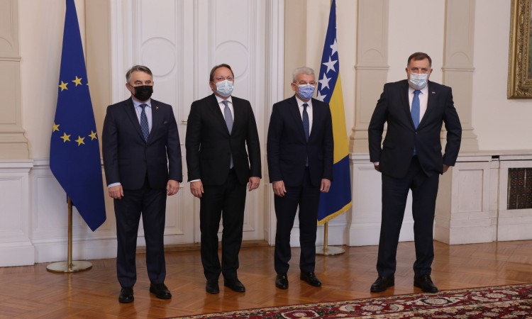 Počeo susret članova Predsjedništva BiH s evropskim komesarom za proširenje