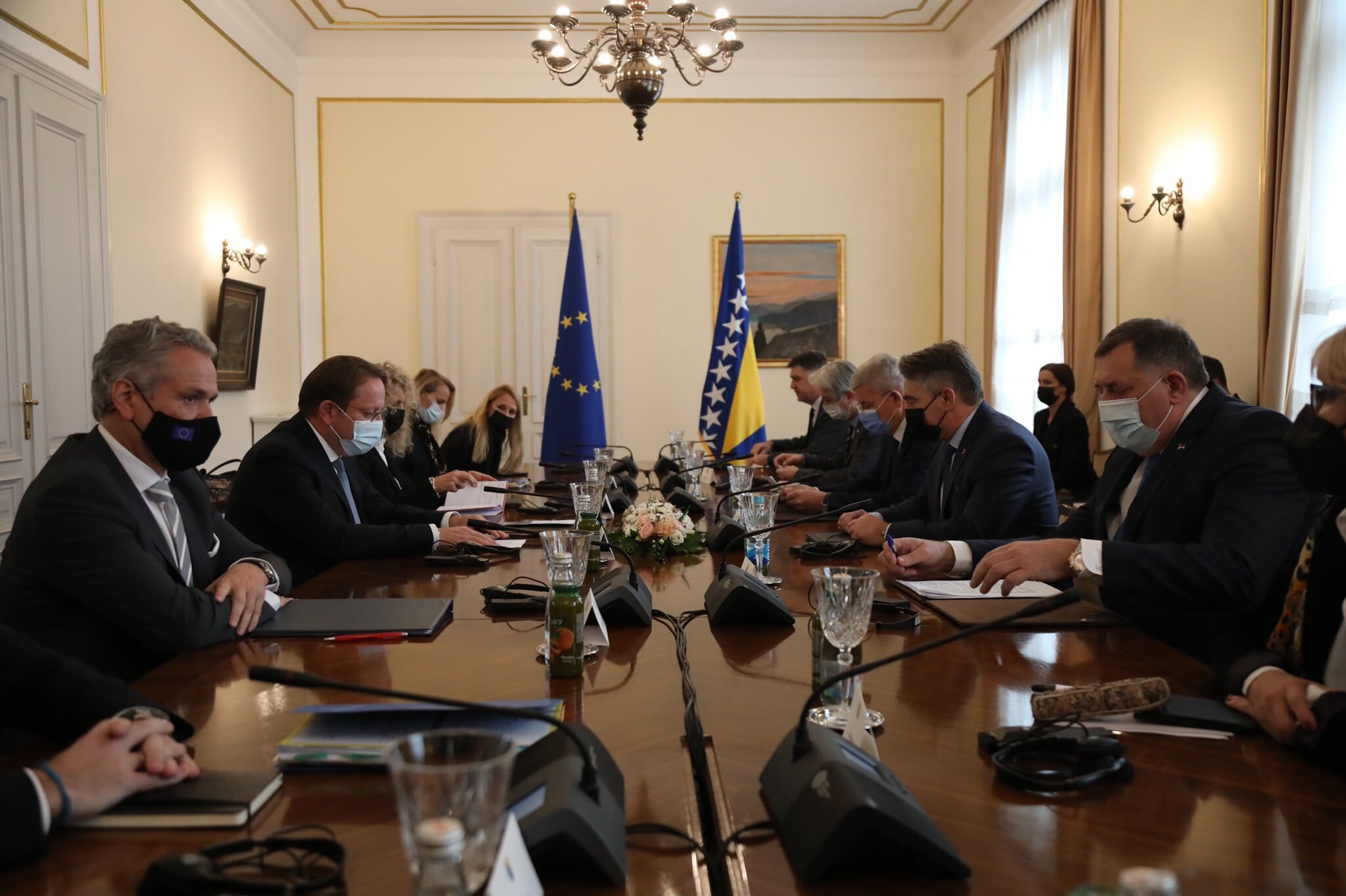 Varhelyi sa bh. zvaničnicima o prevazilaženju političke krize