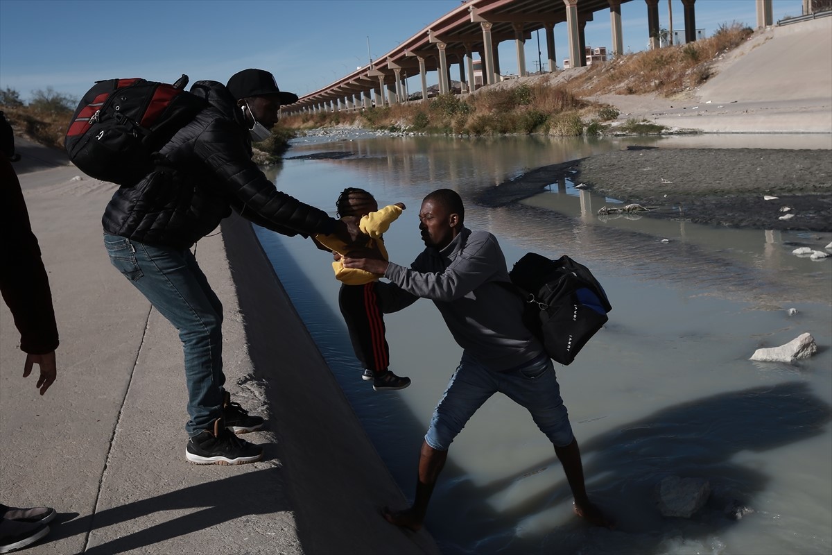 Migranti pokušavaju preći meksičku granicu i ući u SAD