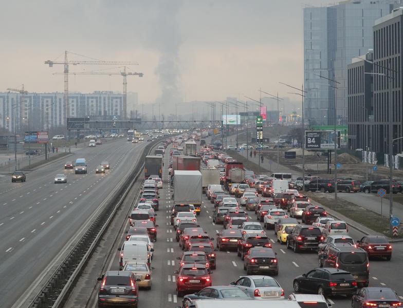 Kolone vozila na izlazu iz glavnog grada Kijeva