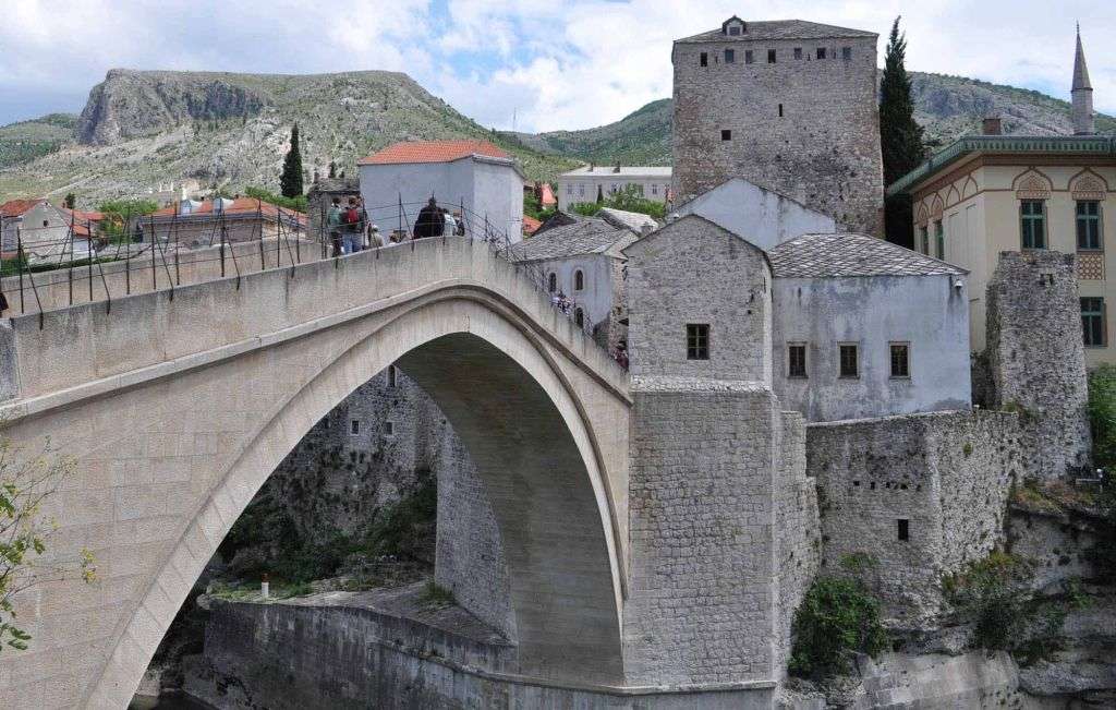 Stari most večeras u bojama ukrajinske zastave