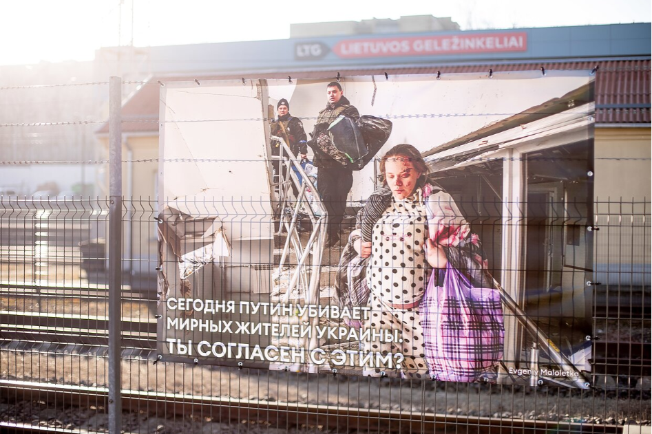 Rusi koji prolaze kroz Litvaniju suočeni sa slikama o ratu u Ukrajini