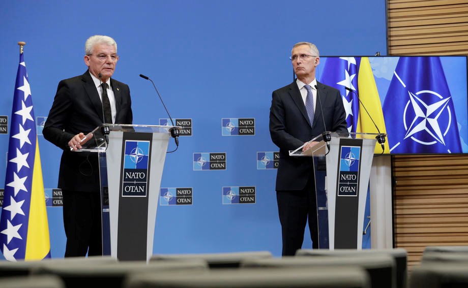 Džaferović-Stoltenberg: Neprihvatljivo uslovljavanje bilo čijeg NATO puta