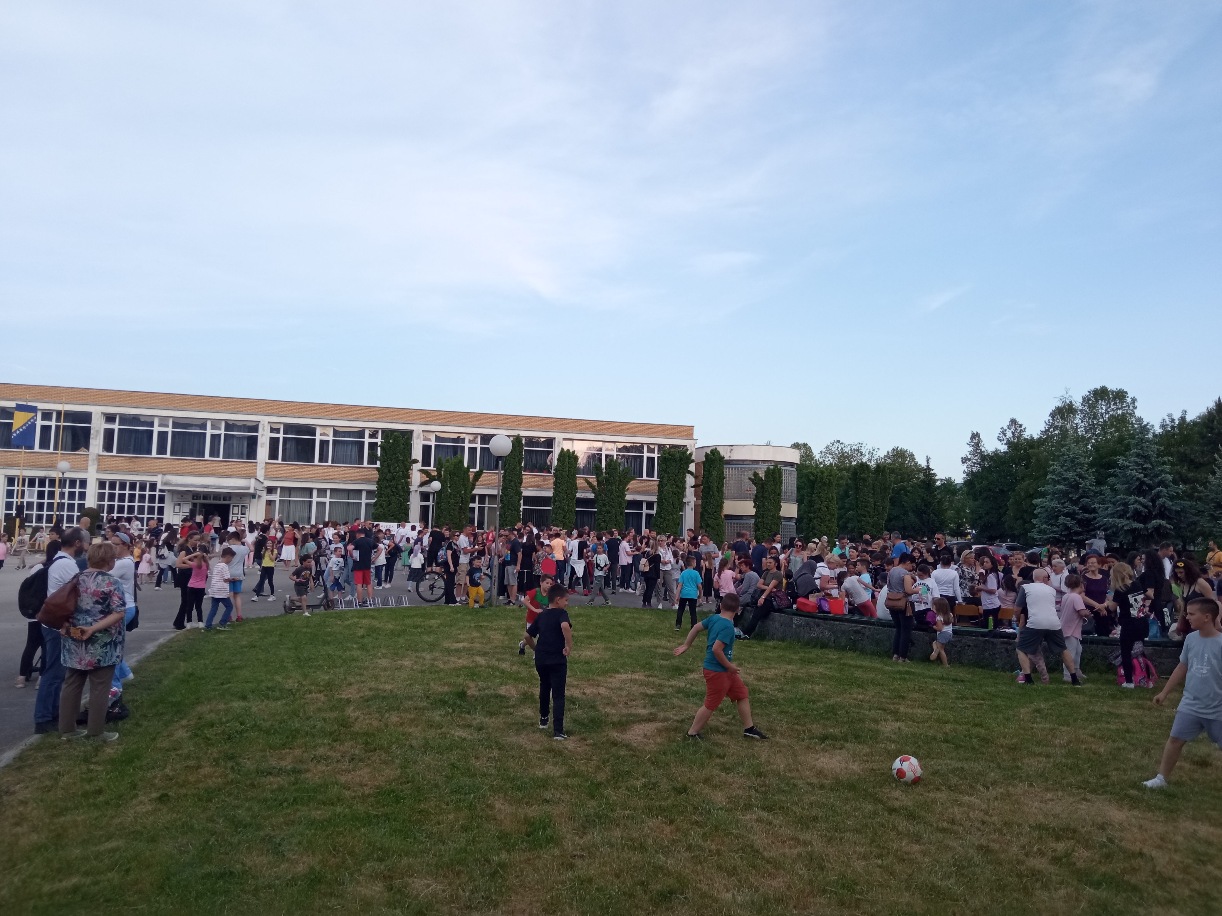 Humanitarnim bazarom u OŠ "Osman Nuri Hadžić" prikupljeno 4.200 KM