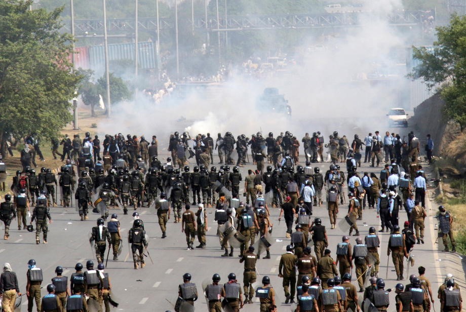 Pakistanska policija bacala suzavac na demonstrante sprečavajući ih da dođu u Islamabad