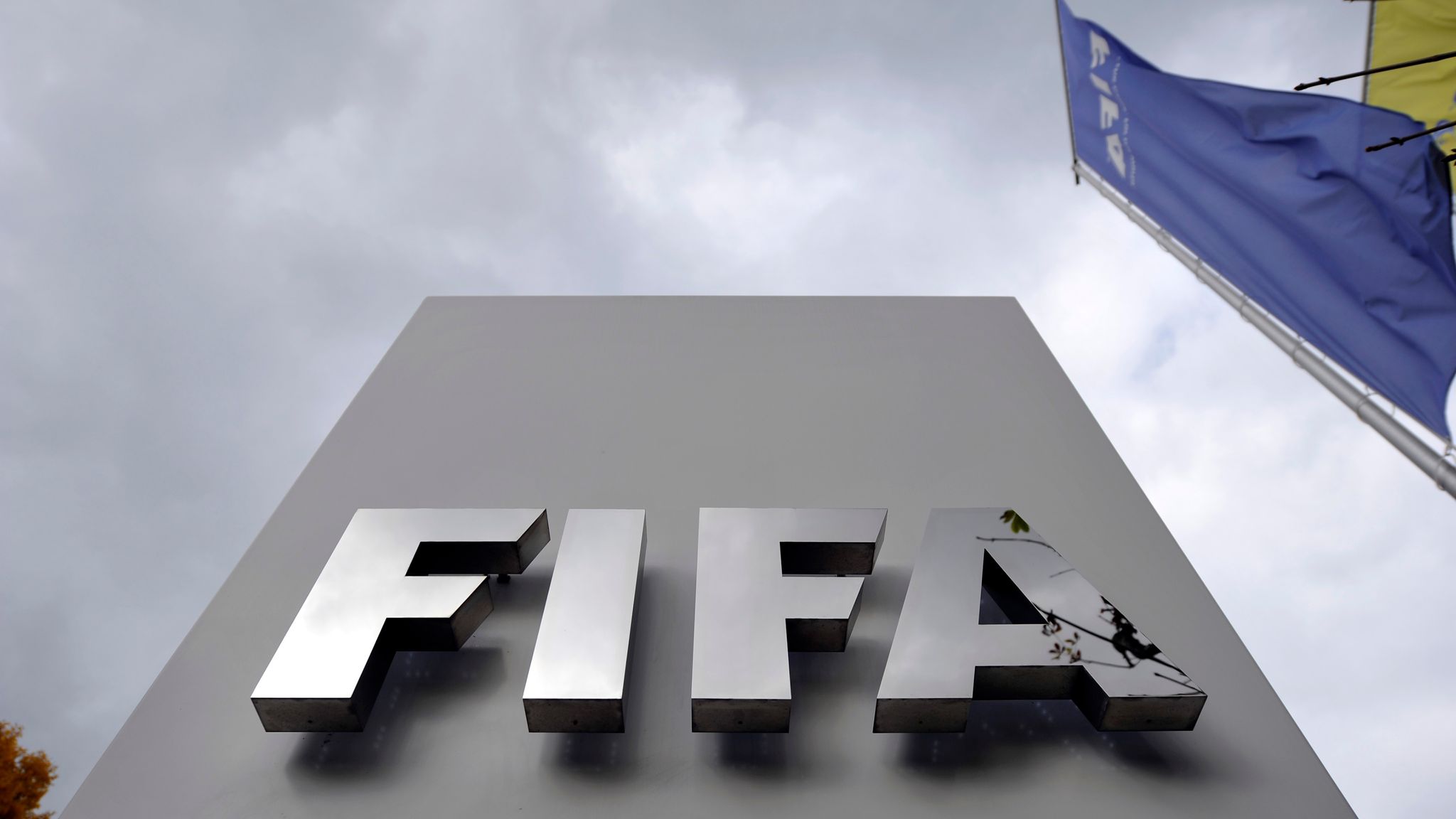 FIFA kaznila FS Crne Gore zbog nesportskog ponašanja navijača