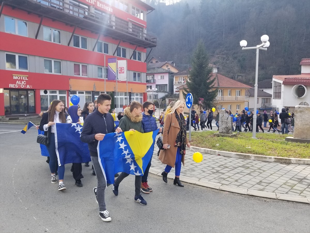 Defileom djece kroz Srebrenicu obilježen Dan državnosti BiH