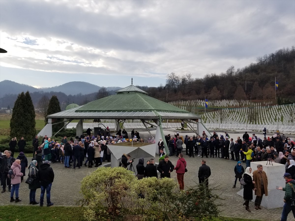 Memorijalni centar Srebrenica: Odavanjem počasti žrtvama genocida obilježen Dan državnosti BiH