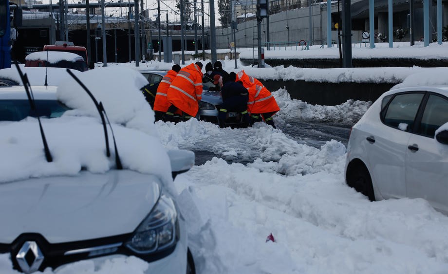 Grčka vojska izvukla stotine automobila iz snijega