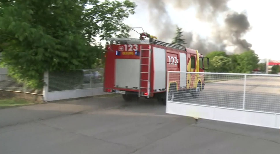 Vatrogasne ekipe dežuraju u bijeljinskoj fabrici Sava