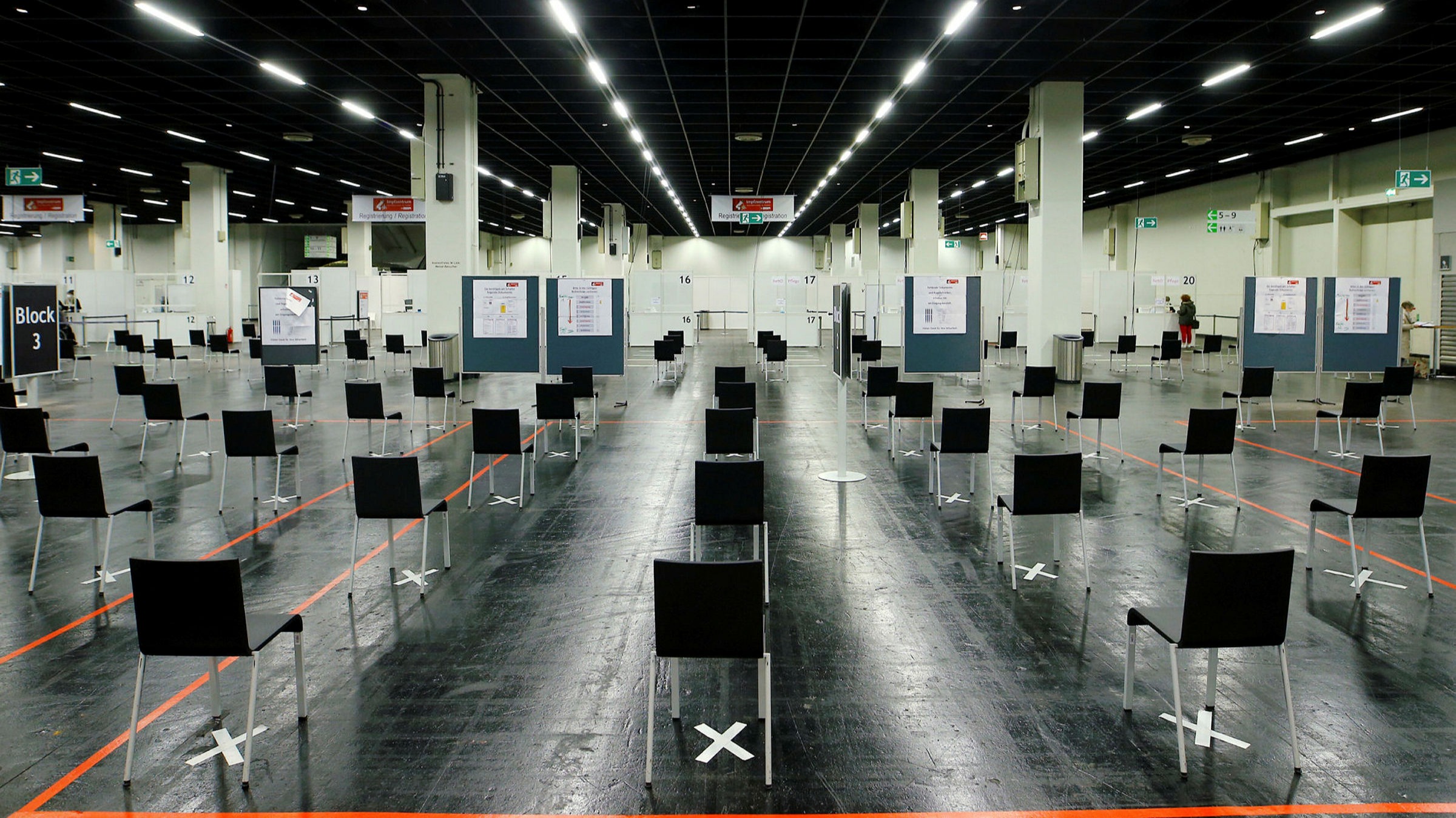 Antivakcinaši u Poljskoj počeli da napadaju centre za vakcinaciju protiv Covid-19