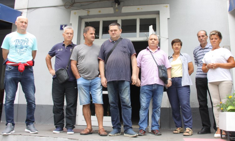 Petnaestak penzionera zeničkih rudnika počeli štrajk glađu