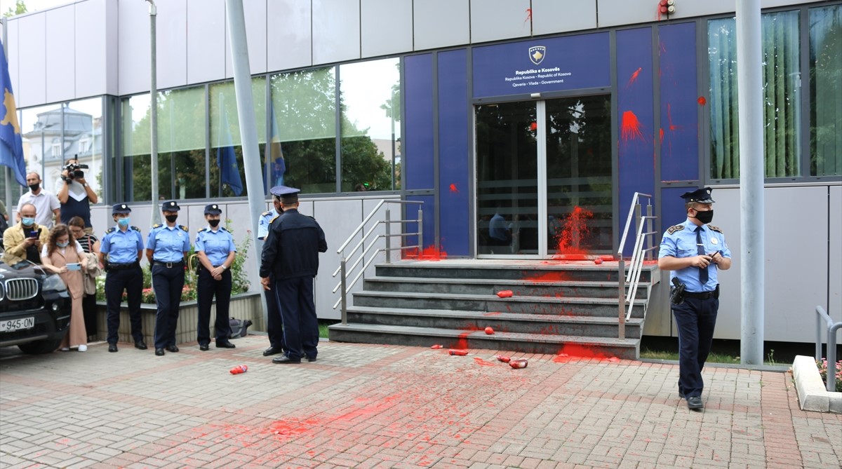 Priština: Tokom protesta za prava žena bacana crvena farba na zgradu Vlade