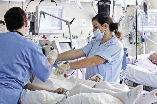 Načelnica Infektivne klinike u Ljubljani: I pored blažeg oblika kod omicrona pneumonija se javlja