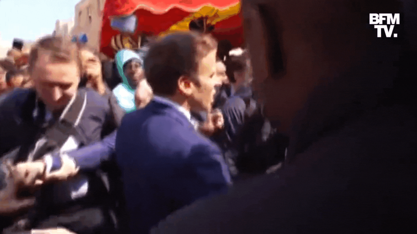 Demonstranti gađali Macrona paradajzom