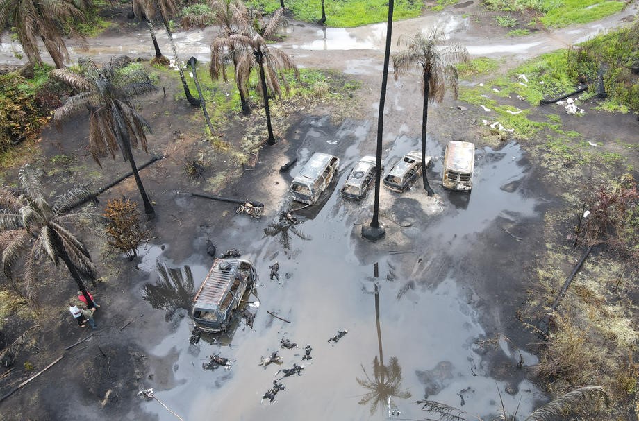 Kolektivna sahrana desetina žrtava eksplozije u ilegalnoj rafineriji nafte u Nigeriji