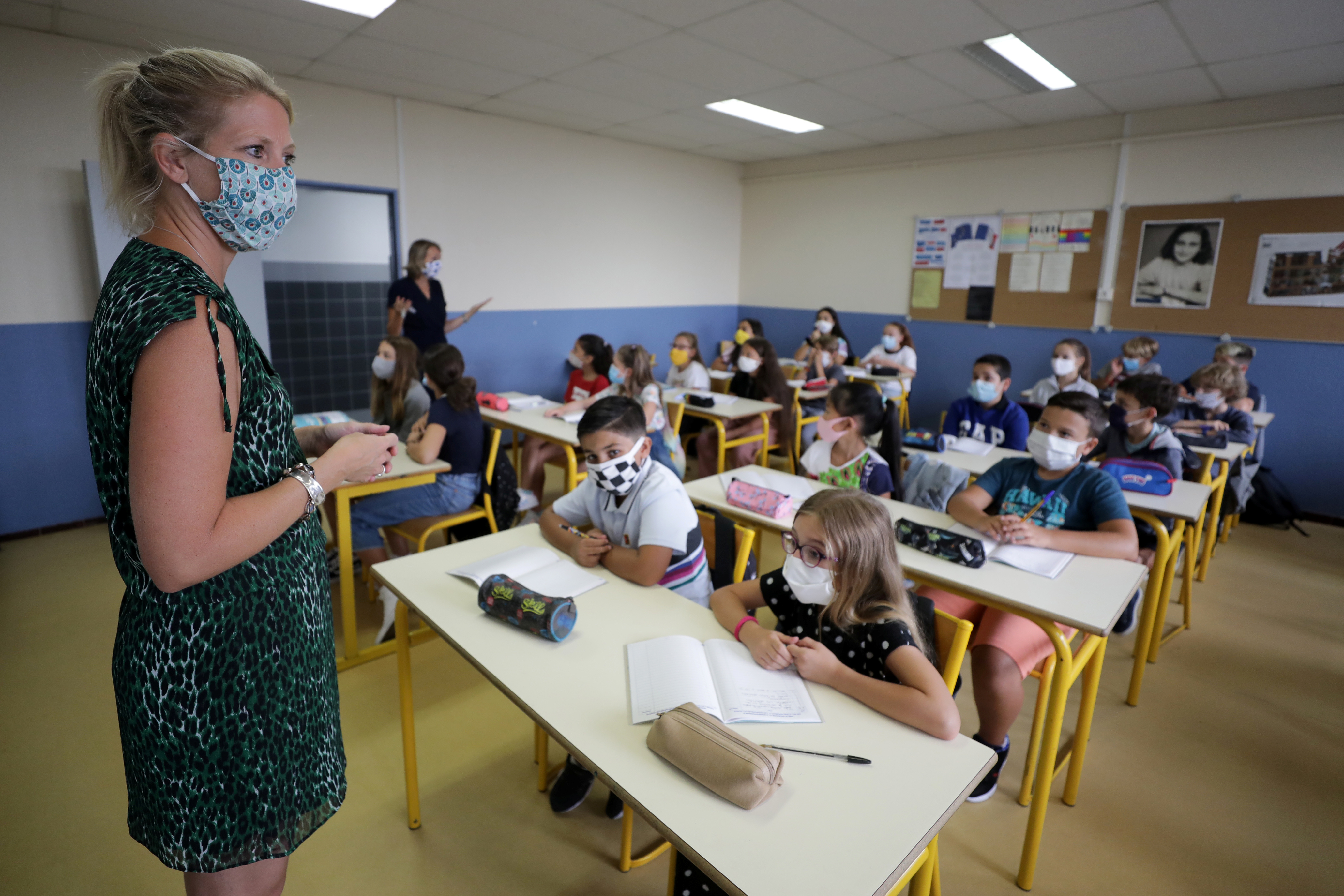 Preporuke za nastavu u RS-u: Maske obavezne za nastavnike, za učenike samo prilikom kretanja i odgovaranja
