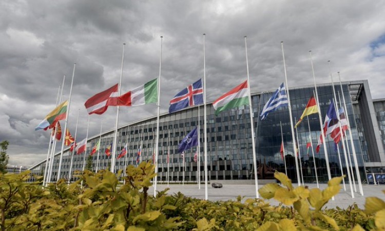 Ispred sjedišta NATO-a zastave država članica spuštene na pola koplja