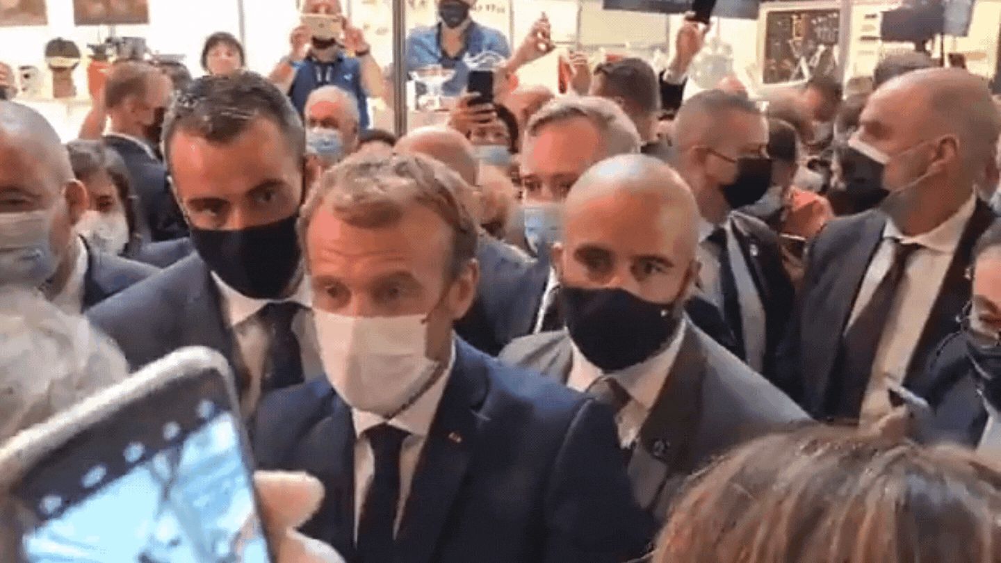 Francuski predsjednik Macron pogođen jajetom u Lyonu